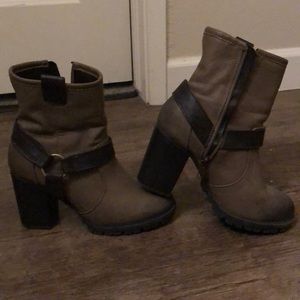 Snow boot heels